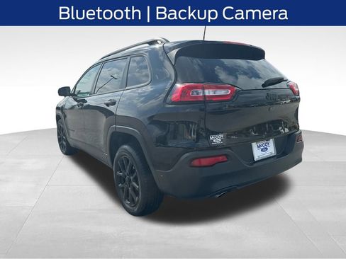 Used 2018 Jeep Cherokee Latitude w/ Cold Weather Group image 2