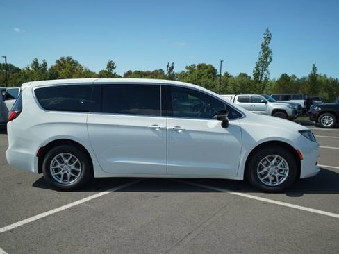 New 2026 Chrysler Voyager LX image 9