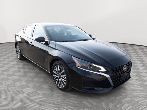 Used 2025 Nissan Altima 2.5 SV FWD image 3