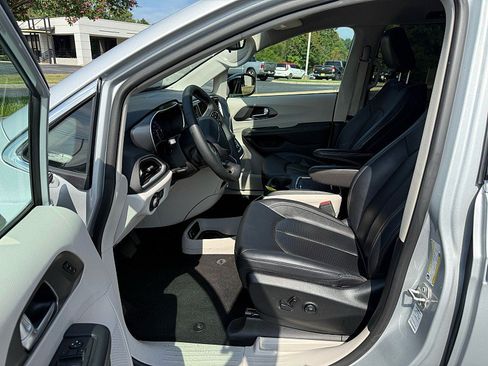 Used 2024 Chrysler Pacifica Touring-L FWD image 8