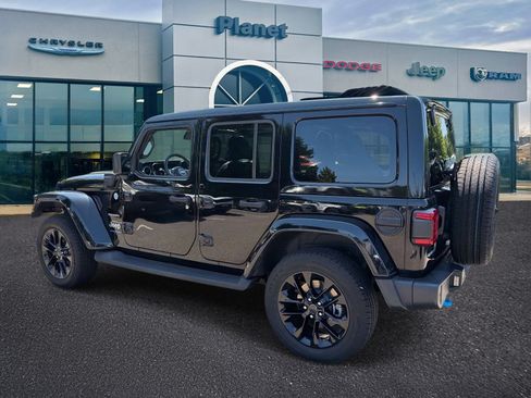 Used 2024 Jeep Wrangler Unlimited Sahara w/ Technology Group AWD/4WD image 3