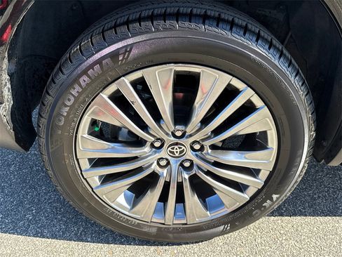 Used 2021 Toyota Venza XLE w/ Softex Package image 17