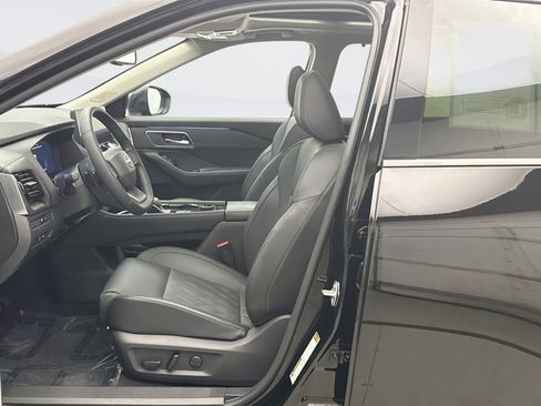 Used 2025 Nissan Rogue Platinum w/ Platinum Premium Package image 11