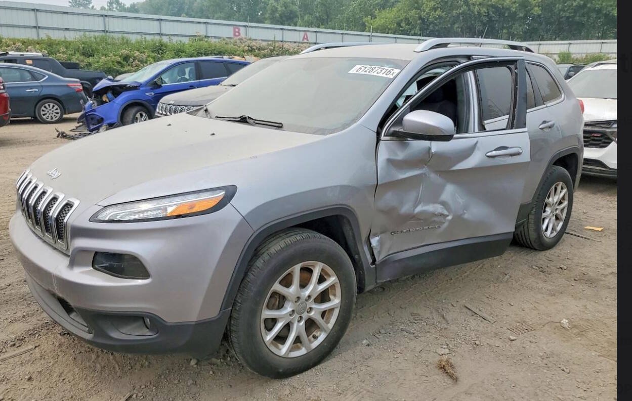 Used 2017 Jeep Cherokee Latitude w/ Cold Weather Group AWD/4WD image 48