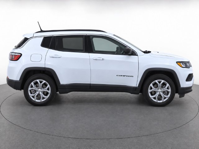 Used 2024 Jeep Compass Latitude AWD/4WD image 2