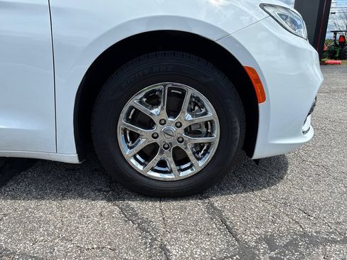 Used 2024 Chrysler Pacifica Touring-L FWD image 9