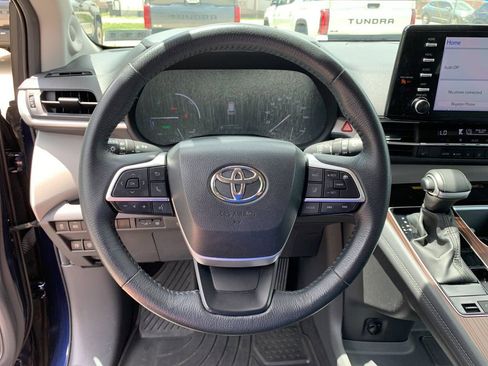 Used 2024 Toyota Sienna XLE w/ XLE Plus Package AWD/4WD image 30