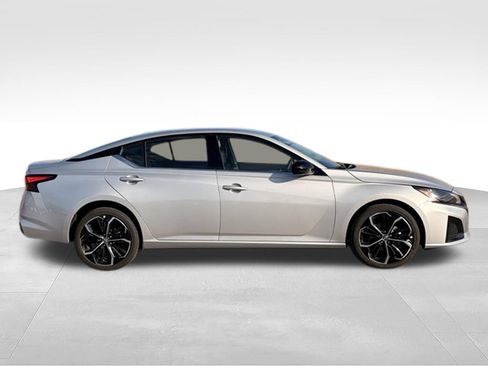 Used 2025 Nissan Altima 2.5 SR AWD/4WD image 6