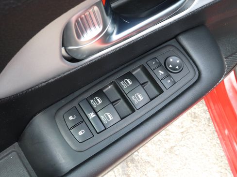 Used 2025 Chrysler Pacifica Limited FWD image 14