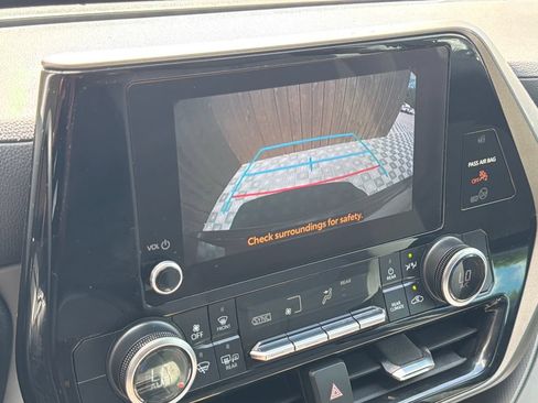 Used 2023 Toyota Highlander L FWD image 9