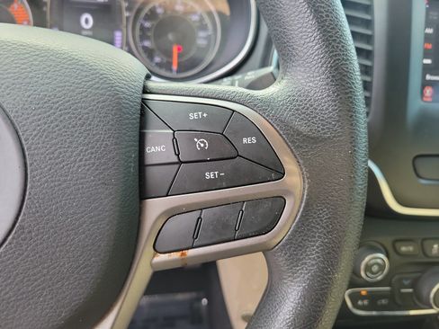 Used 2019 Jeep Cherokee Latitude w/ Popular Appearance Group AWD/4WD image 18
