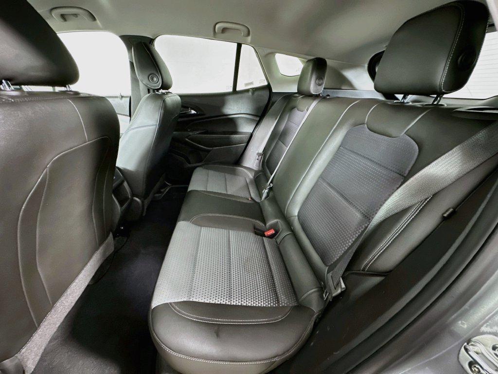 Used 2025 Chevrolet Trax LT w/ LT Convenience Package FWD image 4