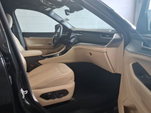 Used 2025 Jeep Grand Cherokee Limited image 9