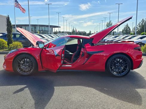 Used 2024 Chevrolet Corvette Z06 RWD image 11