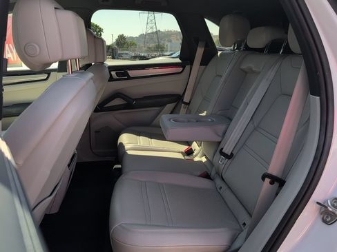 Used 2022 Porsche Cayenne Platinum Edition AWD/4WD image 10