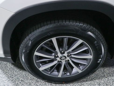 Used 2017 Toyota Highlander XLE FWD image 11