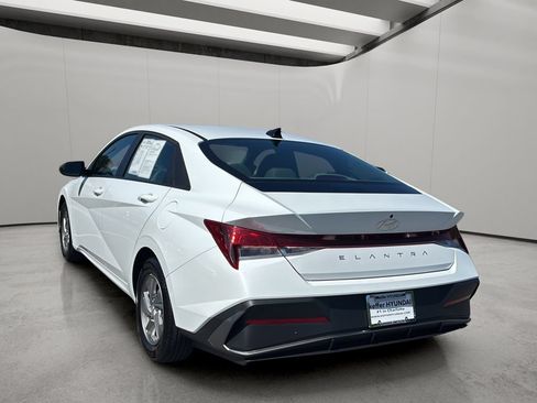 Certified 2025 Hyundai Elantra SE FWD image 3