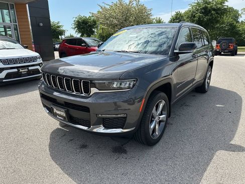 Used 2022 Jeep Grand Cherokee L Limited AWD/4WD image 2
