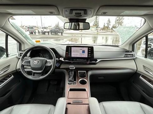 Used 2021 Toyota Sienna XLE image 12