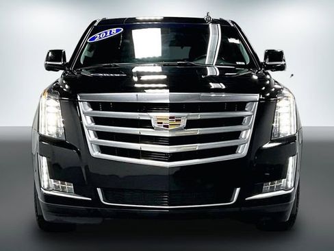 Used 2018 Cadillac Escalade Luxury image 2