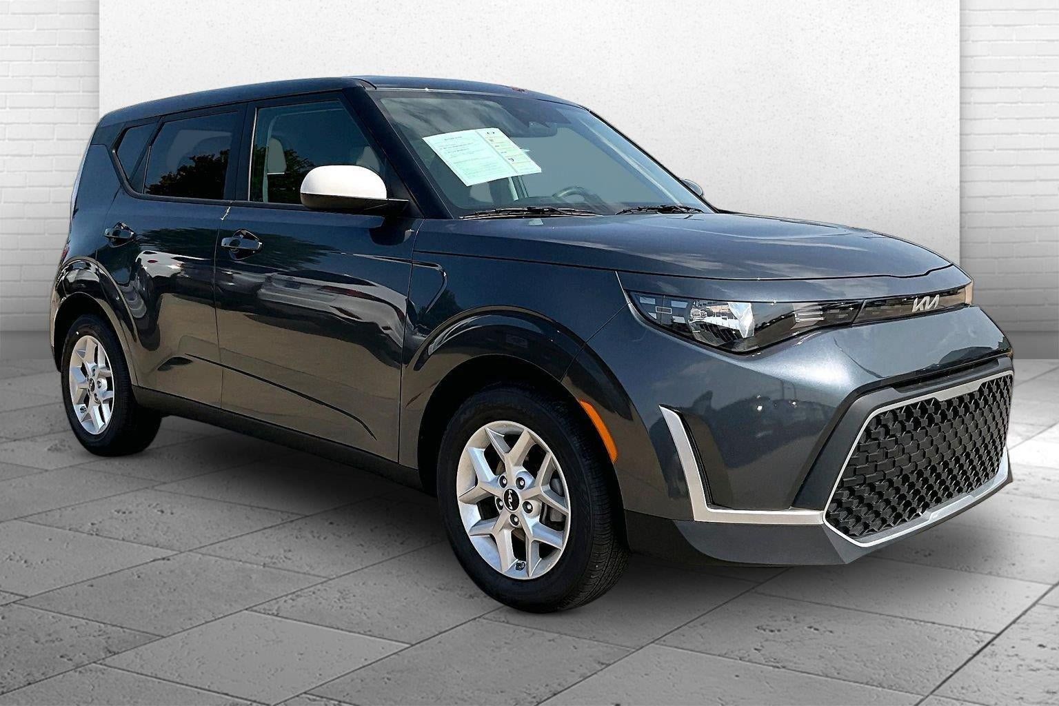 Used 2025 Kia Soul LX w/ LX Technology Package FWD image 1