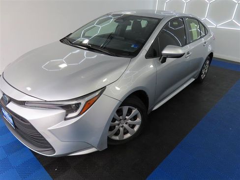 Used 2025 Toyota Corolla LE FWD image 2
