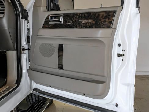 Used 2015 Lincoln Navigator 2WD image 37