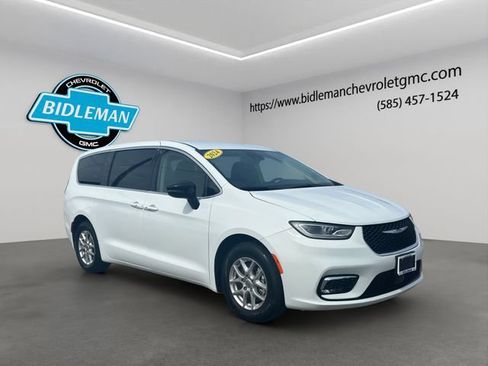 Used 2024 Chrysler Pacifica Touring-L FWD image 1