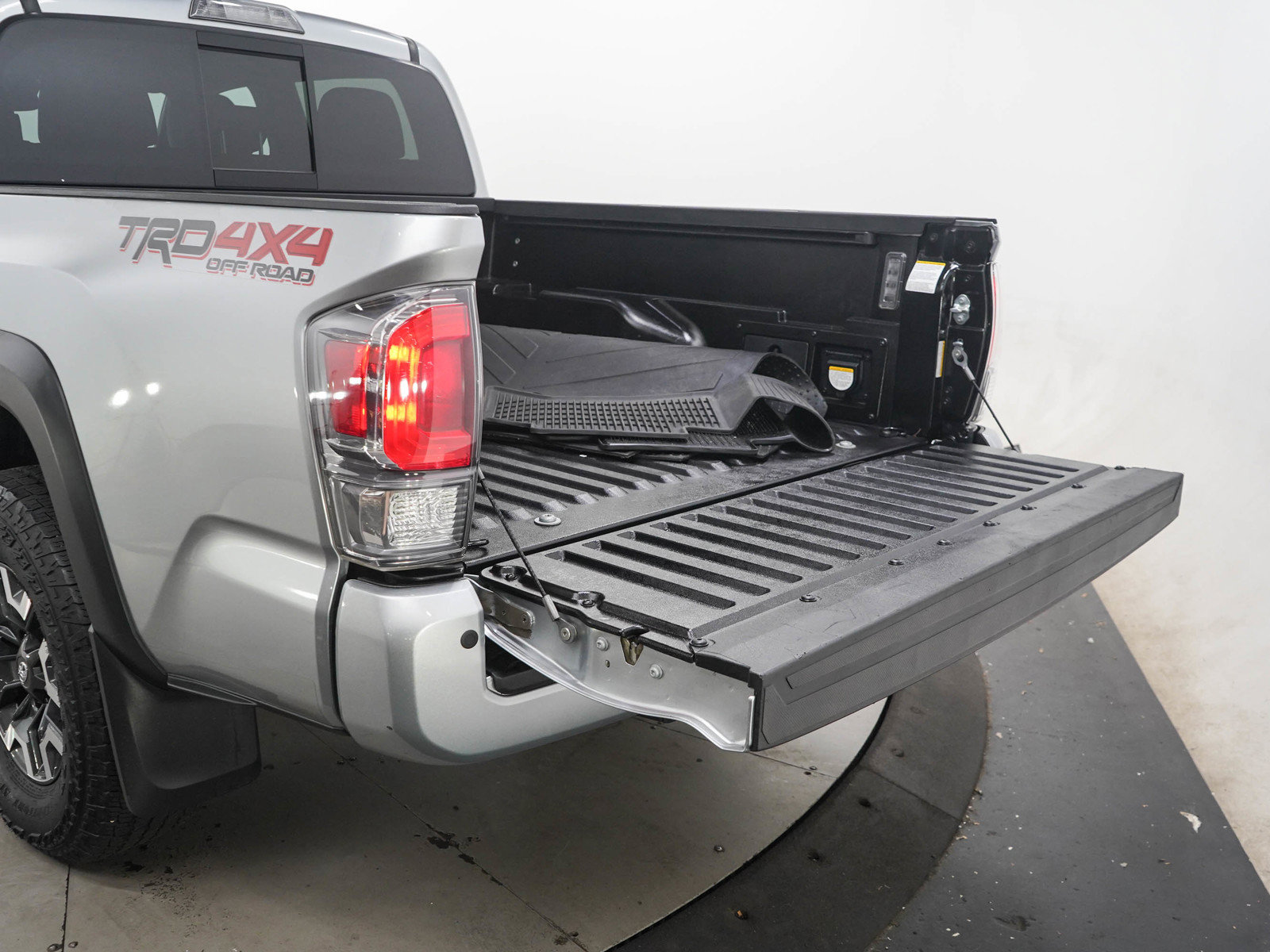 Used 2022 Toyota Tacoma TRD Off-Road w/ TRD Premium Off Road Package AWD/4WD image 11