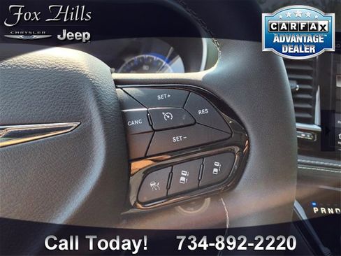 Used 2025 Chrysler Pacifica Limited image 21