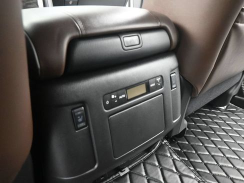 Used 2024 Nissan Armada Platinum w/ Captain's Chairs Package RWD image 18