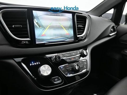 Used 2025 Chrysler Pacifica Select FWD image 12