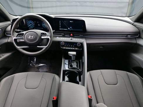 Certified 2025 Hyundai Elantra SEL image 17