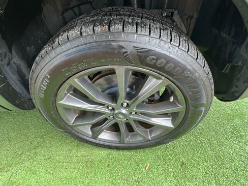 Used 2018 Ford Explorer XLT w/ Equipment Group 202A AWD/4WD image 30