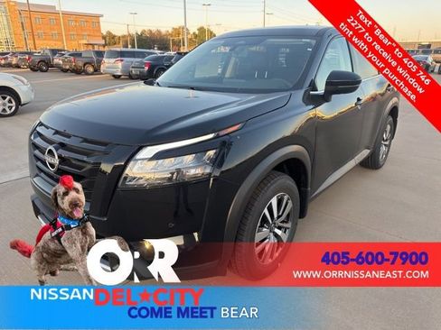 New 2025 Nissan Pathfinder SL image 1