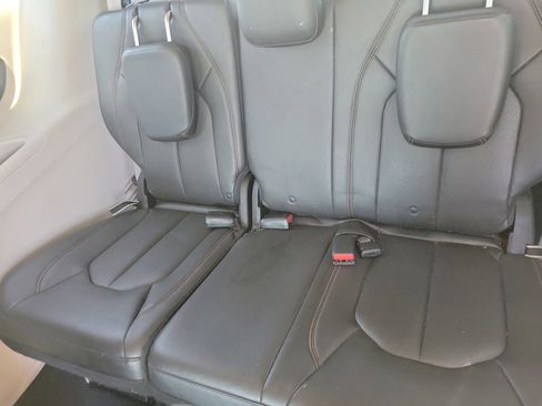 Used 2017 Chrysler Pacifica Touring-L Plus FWD image 10