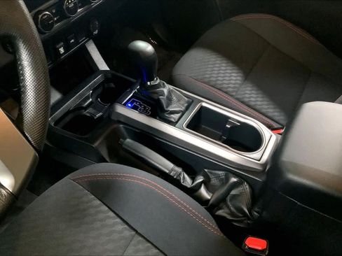 Used 2021 Toyota Tacoma SR5 AWD/4WD image 17
