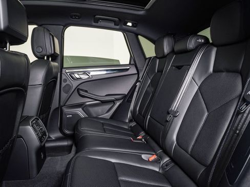 Certified 2026 Porsche Macan AWD/4WD image 17