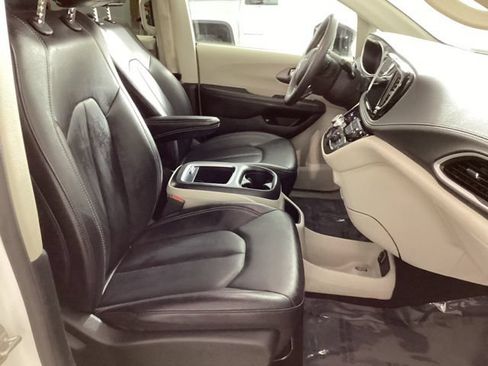 Used 2024 Chrysler Pacifica Limited FWD image 18