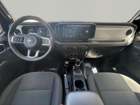Used 2025 Jeep Wrangler Unlimited Sahara AWD/4WD image 7