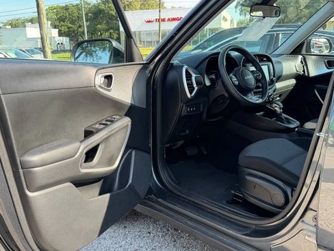 Used 2025 Kia Soul LX w/ LX Technology Package FWD image 9