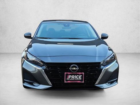 Used 2025 Nissan Altima 2.5 SV FWD image 2