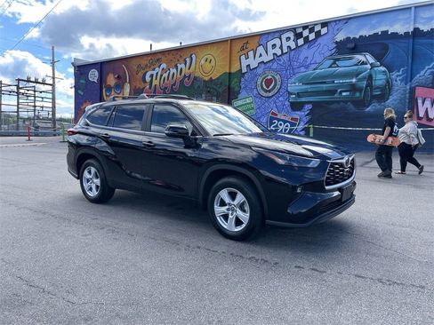 Used 2023 Toyota Highlander LE image 6