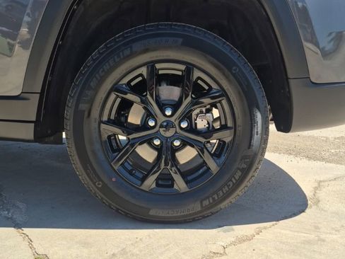 Used 2025 Jeep Grand Cherokee Altitude image 10