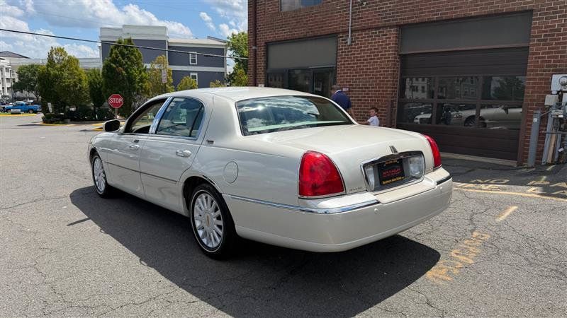 Used 2005 Lincoln Town Car Signature Limited RWD image 7