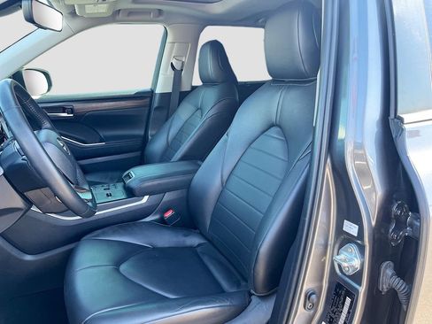 Used 2024 Toyota Highlander XLE FWD image 19