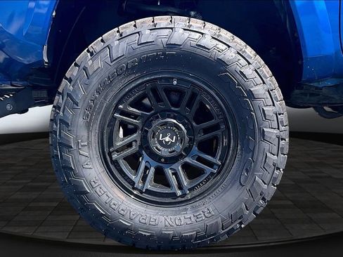 Used 2017 Toyota Tacoma TRD Sport w/ Premium & Technology Package AWD/4WD image 9