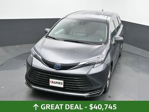 Used 2025 Toyota Sienna LE image 35