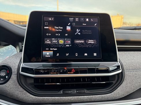 Used 2025 Jeep Compass Latitude image 13