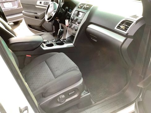Used 2015 Ford Explorer XLT image 34